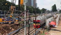 Alat berat dan pekerja menyelesaikan pembangunan infrastruktur kereta api bandara di Dukuh Atas, Jakarta Pusat, Rabu (14/12).