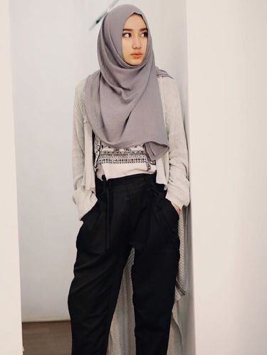 Foto: Cantiknya Chacha, Putri Cindy Fatikasari dengan Gaya Jilbab Panjang