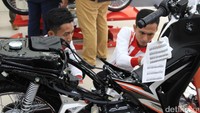 Perkenalan dengan Honda Wave RSX 110 Fi ini memang sengaja dilakukan, agar seluruh konsestan mekanik mengetahui produk yang akan dioprek. Sehingga setiap konsestan mekanik bisa membayangkan simulasi kesulitan apa saja yang bakal diciptakan, dan para konsestan bisa mencari solusi untuk para pelanggan.Foto: M Luthfi Andika