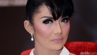 Detail makeup dan pulasan lipstik pink menjadi pilihannya. Pool/Palevi S/detikFoto.
