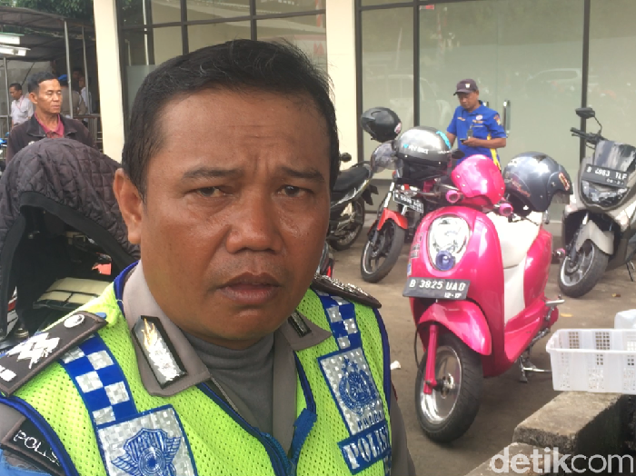 Tetap Sabar Meski Dicakar Dora, Aiptu Sutisna Minta Warga Tertib Berkendara