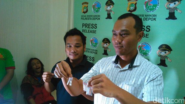 Kasatres Narkoba Polresta Depok Kompol Putu Khalis Aryana memberikan keterangan pada wartawan