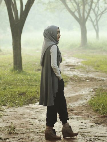 Foto: Cantiknya Chacha, Putri Cindy Fatikasari dengan Gaya Jilbab Panjang