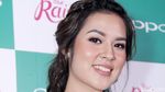 Gaya Raisa dengan Ponsel Berukir Namanya