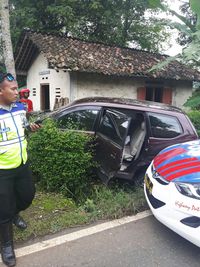 Aksi Polisi Mengejar Pencuri Mobil di Jalan Hingga Tabrak Pohon