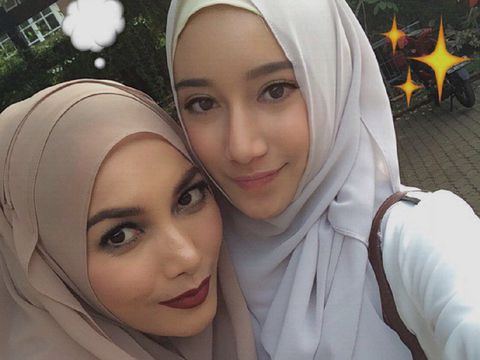 Foto: Cantiknya Chacha, Putri Cindy Fatikasari dengan Gaya Jilbab Panjang