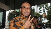 Anggota DPR Teguh Juwarno usai diperiksa sebagai saksi terkait kasus e-KTP di Gedung KPK, Jl HR Rasuna Said, Jakarta Selatan, Rabu (14/12/2016).