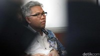 Buni Yani menyimak penjelasan penyidik tim Subdit Cyber Crime Polda Metro Jaya.