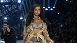 Irina Shayk vs Adriana Lima, Siapa Paling Seksi?