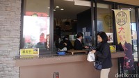 Foto: Tak sulit menemukan telur hitam. Lauk yang unik ini banyak dijual di toko suvenir Owakudani (Kurnia/detikTravel)