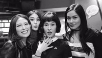 Dian Sastro, Titi Kamal, Ayu Dewi dan Sandra Dewi yang memasang pose lucu. (Dok. Instagram/mrsayudewi)