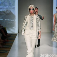 Koleksi busana tenun dari Chossy Latu di IPMI trend Show 2017. Senayan City. Jakarta. [Foto: Mohammad Abduh/Wolipop