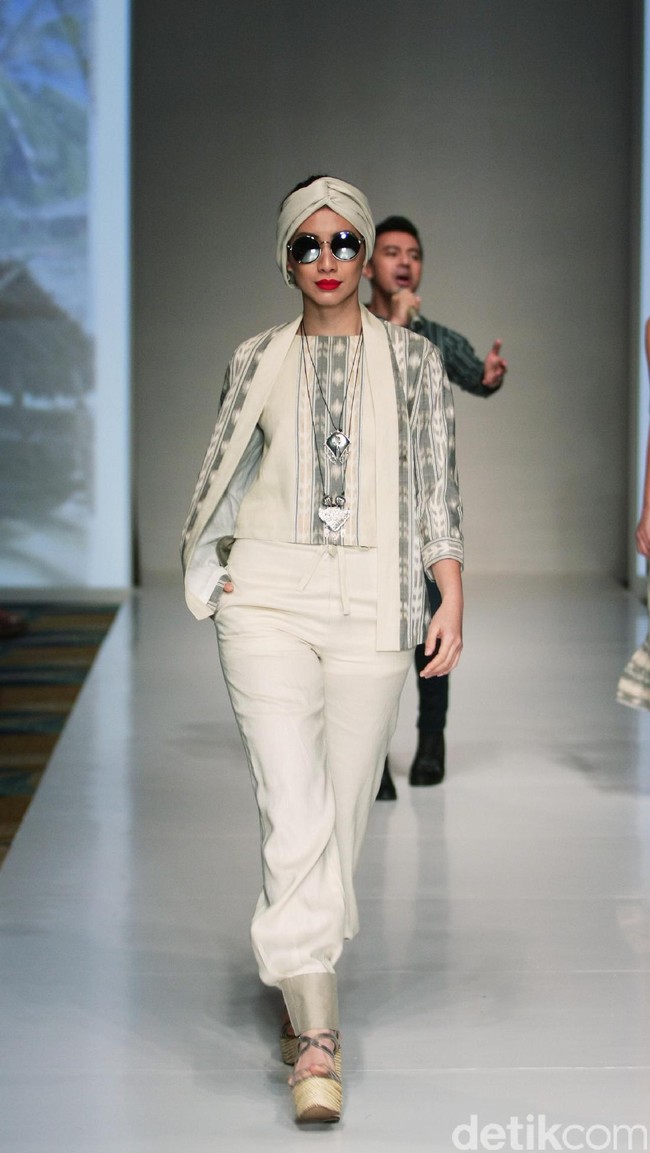 Koleksi busana tenun dari Chossy Latu di IPMI trend Show 2017. Senayan City. Jakarta. [Foto: Mohammad Abduh/Wolipop