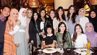Mungkin semua idola kamu ada dalam foto tersebut. (Dok. Instagram/titikamal)