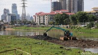 Kanal Banjir Barat dikeruk.