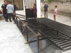 Pelajar SMP di Kebon Jeruk Tewas Tertimpa Gerbang Sekolah