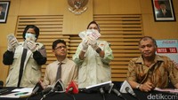 Barang bukti tersebut dirilis KPK saat konferensi pers terkait operasi tangkap tangan Deputi Bidang Kerja Sama Bakamla Eko Susilo Hadi di Jl Rasuna Said, Jaksel, Kamis (15/2/2016).
