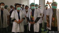 Selanjutnya ke pabrik mini pengolahan rempah-rempah menjadi produk kecantikan. Harus menggunakan pakain khusus, amsker dan penutup kepala agar terjaga kebersihan pabriknya (Afif/detikTravel)