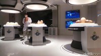 Menariknya, di section ini diperlihatkan juga fosil telur dari dinosaurus jenis Therizinosauras yang berusia kira-kira 65 juta tahun (Pasti/detikTravel)