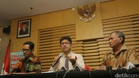 Penangkapan dilakukan setelah HST dan MAO menyerahkan uang kepada Eko Susilo Hadi.