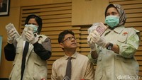 KPK juga merilis barang bukti berupa sejumlah uang tunai.