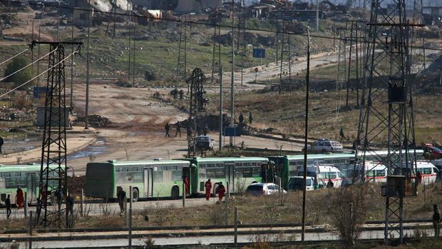 Deretan bus yang membawa warga yang dievakuasi dair Aleppo