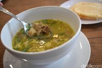 Kedai Mamaku: Hangatkan Tubuh Malam Ini dengan Semangkuk Laksa dan Mie Hitam Racikan Mama
