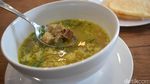 Kenyal Mulur, Mie Hitam dengan Potongan Ayam dan Jamur Gurih