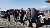 Foto: Patung telur hitam dipajang di kawasan Owakudani dan sering dijadikan spot berfoto. Kalau cuaca cerah, terkadang Gunung Fuji pun akan terlihat dan menghiasi latar foto traveler (Kurnia/detikTravel)