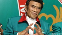 Rhoma menunjukkan jari yang membentuk lambang hati sesuai logo partai dalam jumpa pers di Kantor DPP Partai Idaman, Jalan Dewi Sartika, Cawang, Jakarta Timur, Kamis (15/12/2016).
