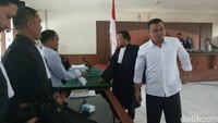 Bupati Subang nonaktif Ojang Sohandi divonis 8 tahun penjara. Ojang terbukti melakukan korupsi, suap, dan tindak pidana pencucian uang (TPPU). Ia juga bebas hari ini. (Foto: Avitia Nurmatari-detikcom)