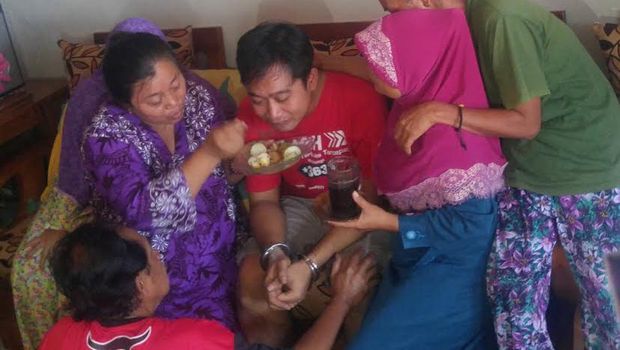 David menangis haru saat disuapi ibunya lontong ayam kesukaannya.