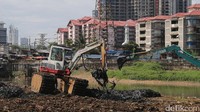 Kanal Banjir Barat (KBB) dikeruk untuk mengurangi pendangkalan sungai akibat endapan lumpur.