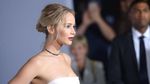 Anggunnya Jennifer Lawrence dengan Gaun Putih