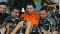 Tersangka pegawai PT. Melati Techonofo Indonesi (MTI) Muhammad Adami Okta usai diperiksa di Gedung KPK, Jakarta, Kamis (15/12/2016).