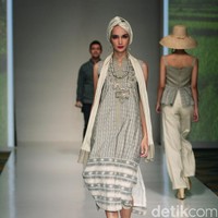 Koleksi busana tenun dari Chossy Latu di IPMI trend Show 2017. Senayan City. Jakarta. [Foto: Mohammad Abduh/Wolipop