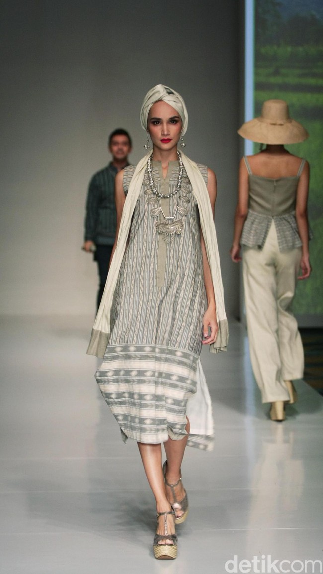 Koleksi busana tenun dari Chossy Latu di IPMI trend Show 2017. Senayan City. Jakarta. [Foto: Mohammad Abduh/Wolipop