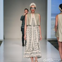 Koleksi busana tenun dari Chossy Latu di IPMI trend Show 2017. Senayan City. Jakarta. [Foto: Mohammad Abduh/Wolipop