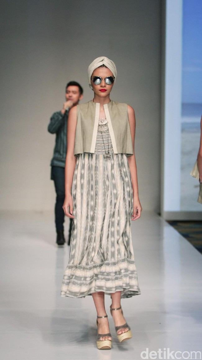 Koleksi busana tenun dari Chossy Latu di IPMI trend Show 2017. Senayan City. Jakarta. [Foto: Mohammad Abduh/Wolipop