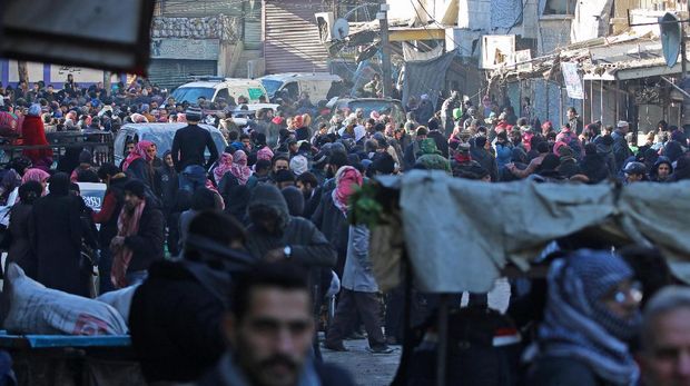 Warga mengantre untuk dievakuasi keluar Aleppo