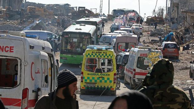 Bus dan ambulans untuk mengevakuasi warga dari Aleppo