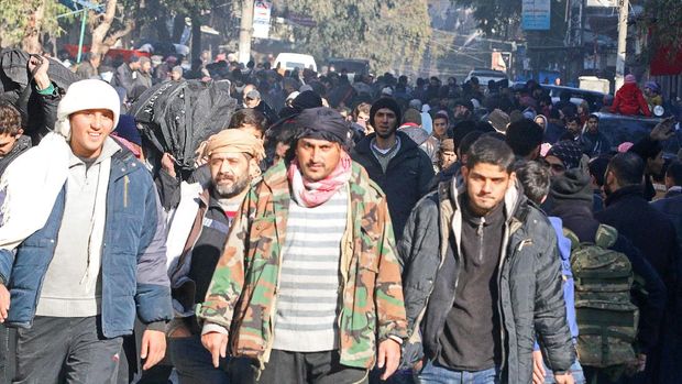 Warga yang dievakuasi keluar Aleppo
