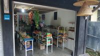 Tak Hanya Belanja, di Warung Ini Anda Juga Bisa Baca Buku Gratis