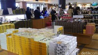 Foto: Telur yang sudah melegenda ini pun banyak juga yang diolah menjadi bahan kosmetik. Suvenir berbentuk telur hitam, seperti boneka hingga gantungan kunci pun ada (Kurnia/detikTravel)