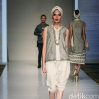 Koleksi busana tenun dari Chossy Latu di IPMI trend Show 2017. Senayan City. Jakarta. [Foto: Mohammad Abduh/Wolipop