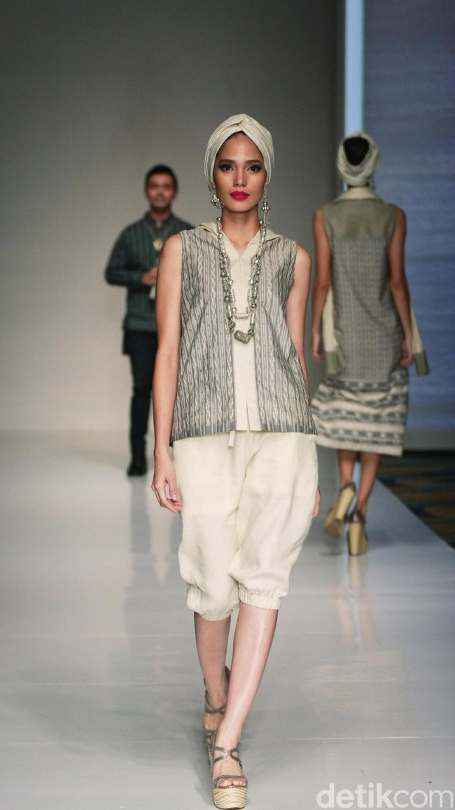 Koleksi busana tenun dari Chossy Latu di IPMI trend Show 2017. Senayan City. Jakarta. [Foto: Mohammad Abduh/Wolipop