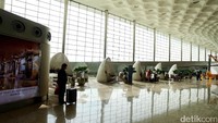 Dilihat dari perspektif ramah lingkungan, terminal 2 bandara ini menggunakan sistem kaca dengan pola frit yang dirancang untuk mencapai kinerja termal secara optimal dan mengurangi silau cahaya matahari.