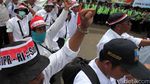 Tenaga Honorer Geruduk Gedung DPR