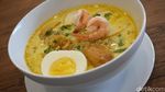 Kenyal Mulur, Mie Hitam dengan Potongan Ayam dan Jamur Gurih
