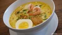 Semangkuk Laksa disajikan dalam porsi yang royal, terlihat kuah laksa yang tidak terlalu kental dengan warna agak kekuningan. Lamian, mie, fish cake, potongan tahu, telur rebus dan udang menjadi campuran isiannya .